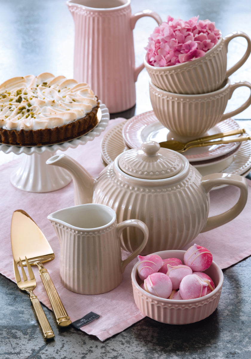 Greengate Alice Becher mit Henkel groß creamy fudge 0,5l Lifestyle 1