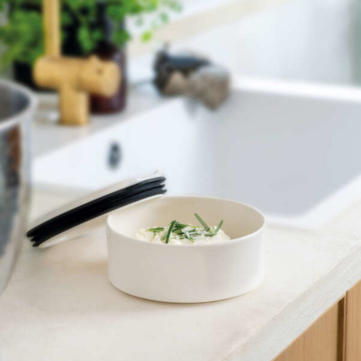 Villeroy & Boch ToGo & ToStay Lunchbox M rund weiss 0,37 l Lifestyle 2