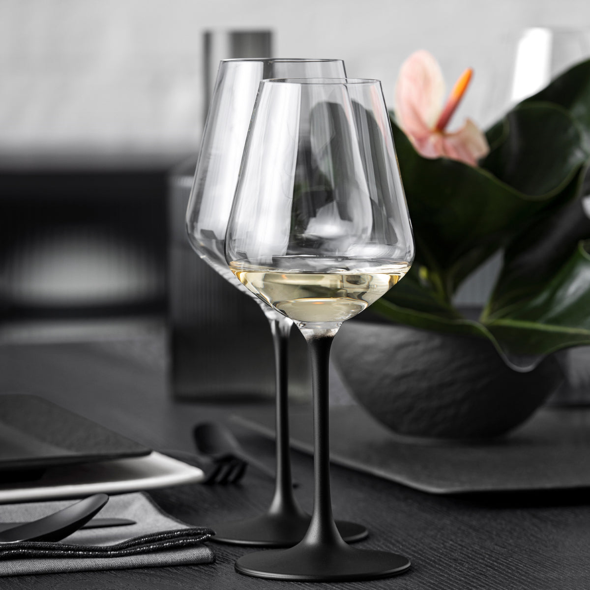 Villeroy & Boch Manufacture Rock Weißweinkelch-Set 4tlg. Lifestyle1