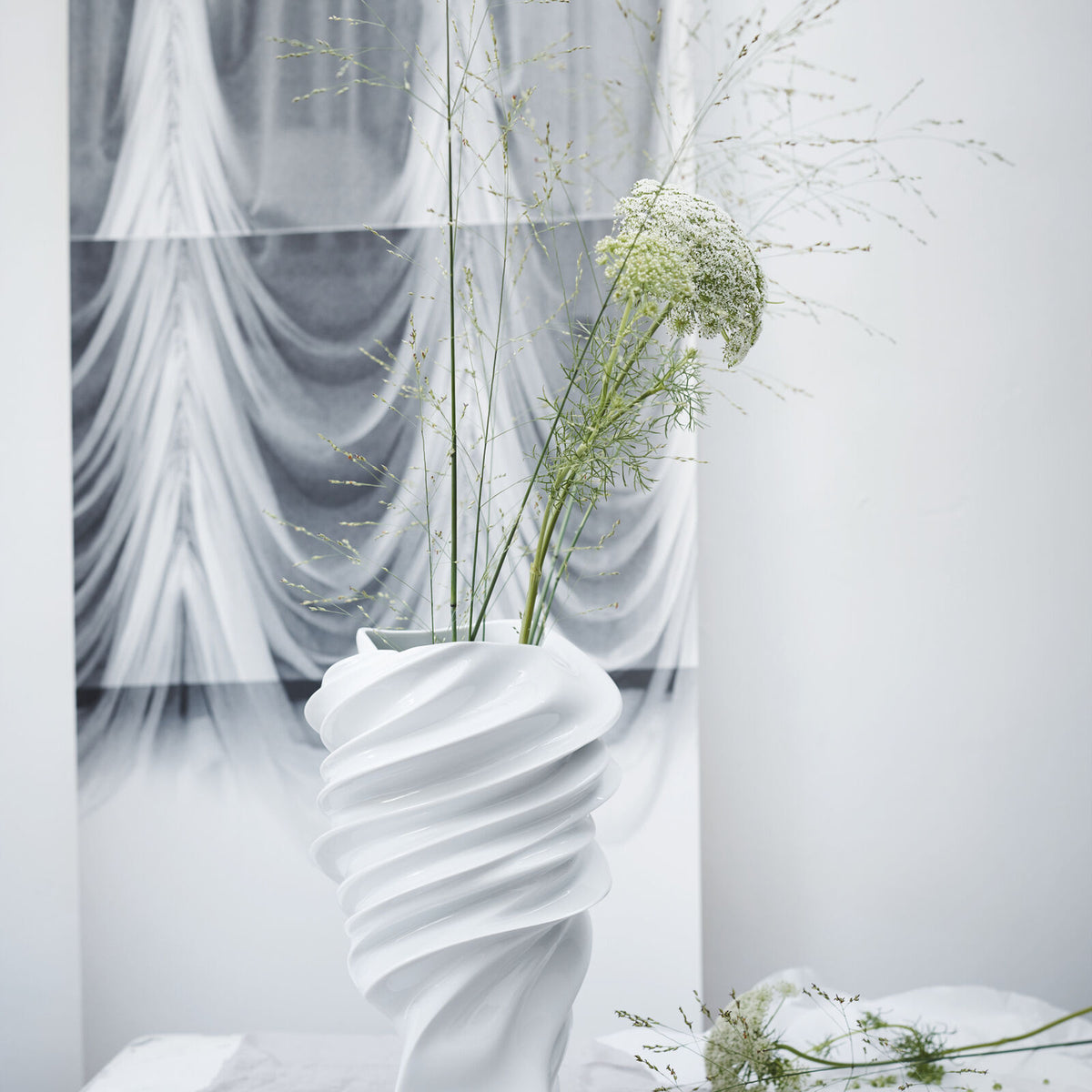 Rosenthal Squall Weiss Vase 32 cm Lifestyle