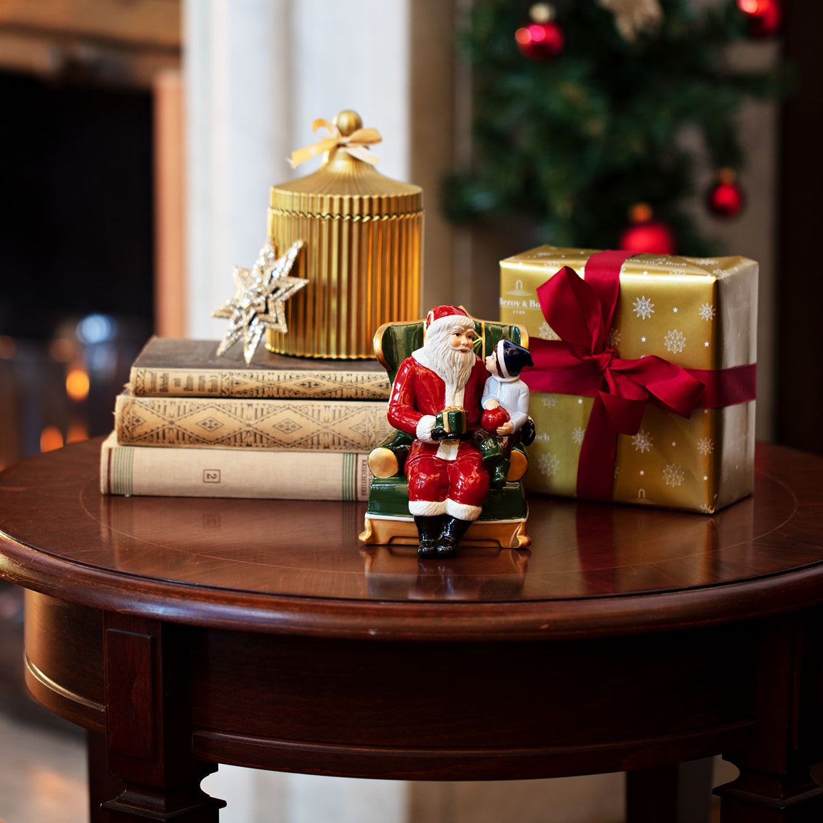 Villeroy & Boch Christmas Toys Santa auf Sessel Lifestyle 1