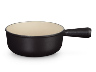Le Creuset Caquelon Tradition schwarz matt 20cm Freisteller 1