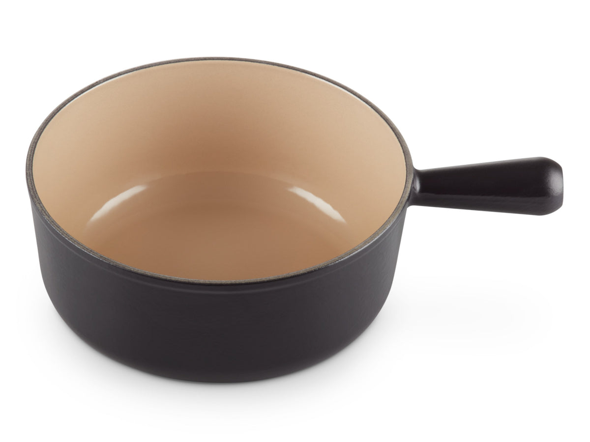 Le Creuset Caquelon Tradition schwarz matt 24cm Freisteller 3