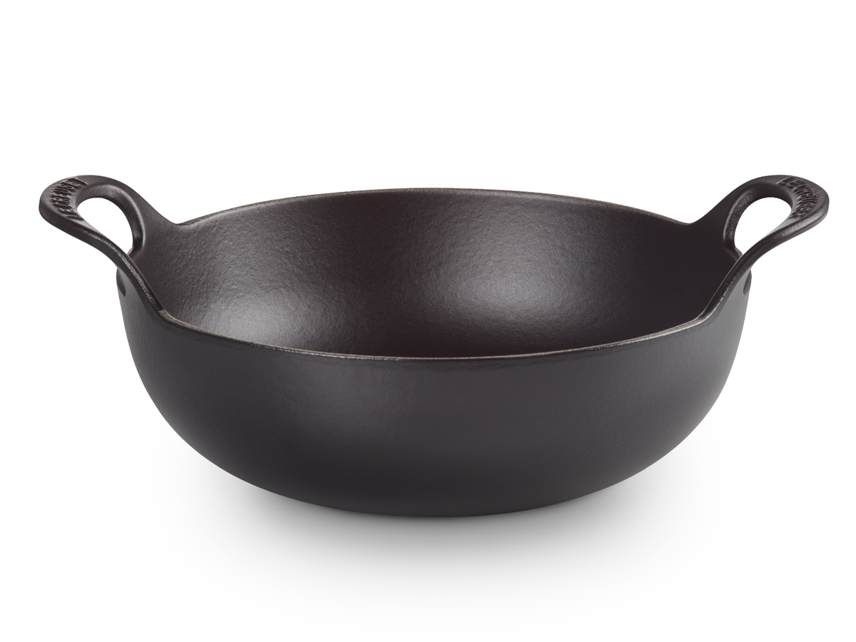 Le Creuset Balti Dish Tradition rund schwarz matt 24cm Freisteller 4
