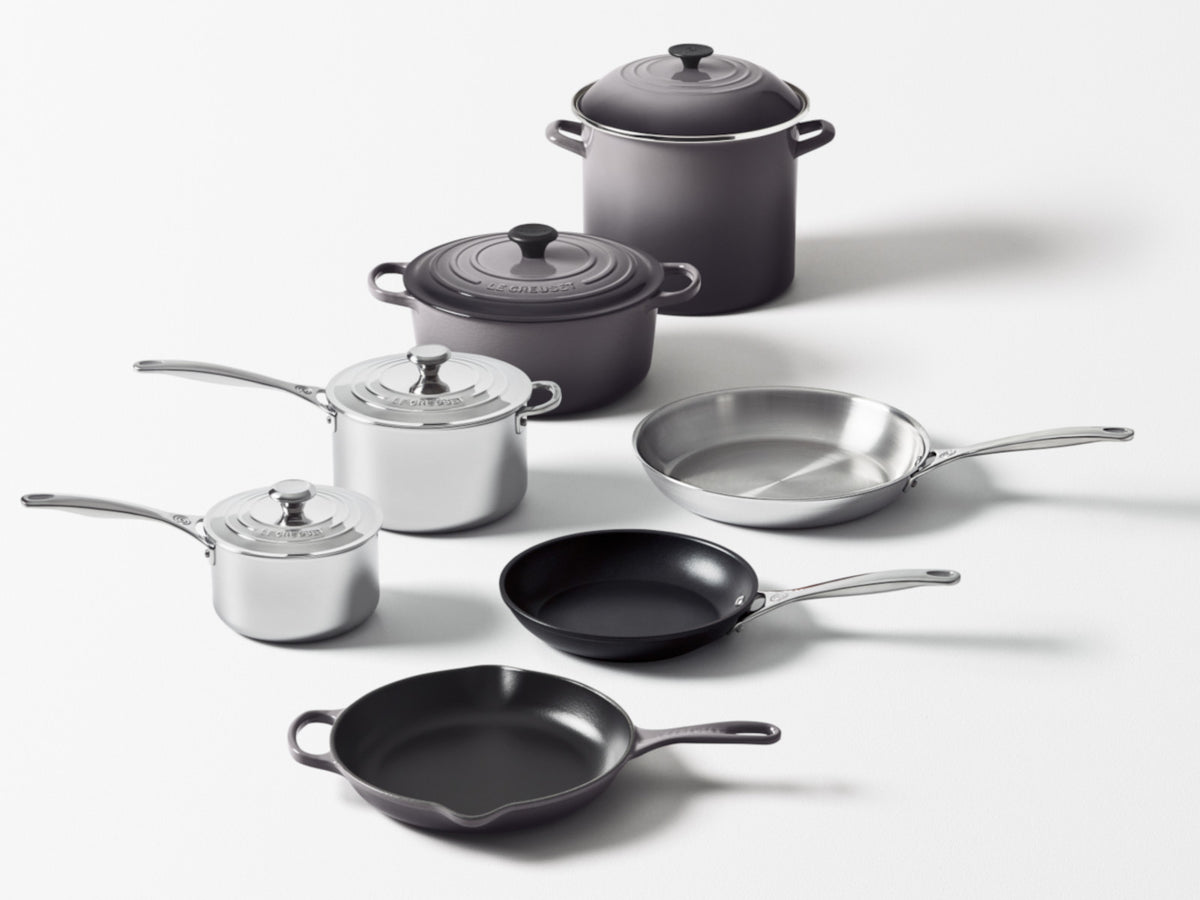 Le Creuset Brat- und Servierpfanne Signature rund schwarz matt 30cm Lifestyle 1