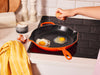 Le Creuset Brat- und Servierpfanne Signature rund nuit 30cm Lifestyle 2