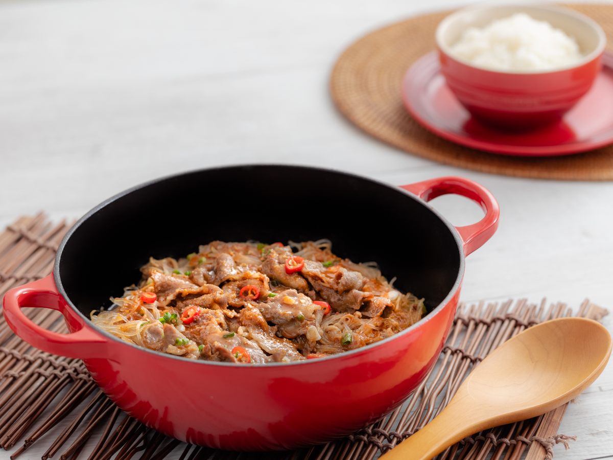 Le Creuset Balti Dish Tradition rund kirschrot 24cm Lifestyle 1