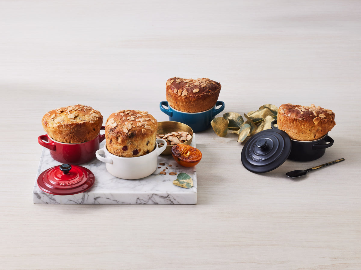 Le Creuset Mini-Cocotte rund schwarz glänzend 14cm Lifestyle 2