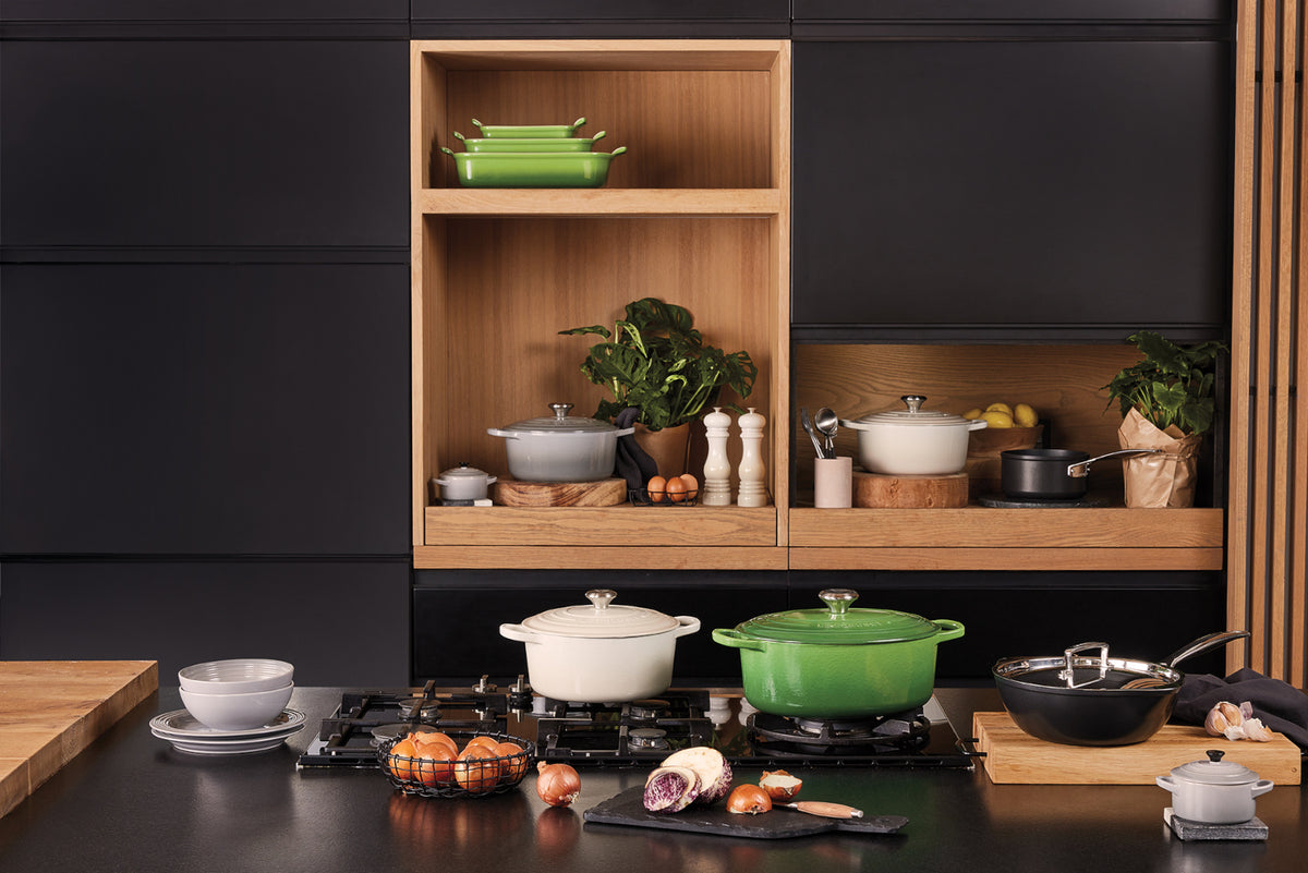 Le Creuset Bräter Signatur oval bamboo green 25,7cm Lifestyle 1