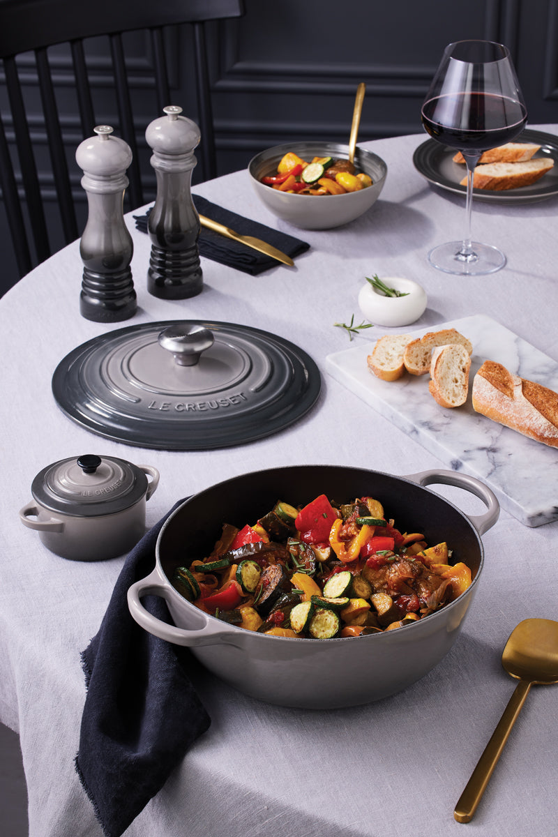 Le Creuset Bräter La Marmite Signature rund flint 27,5cm Lifestyle 1