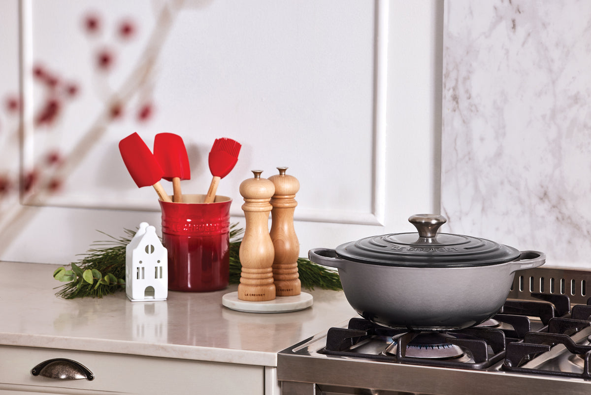 Le Creuset Bräter La Marmite Signature rund flint 27,5cm Lifestyle 2