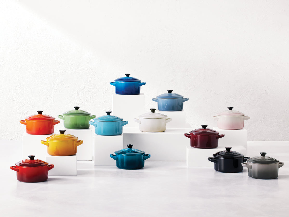 Le Creuset Mini-Cocotte rund schwarz glänzend 14cm Lifestyle 1