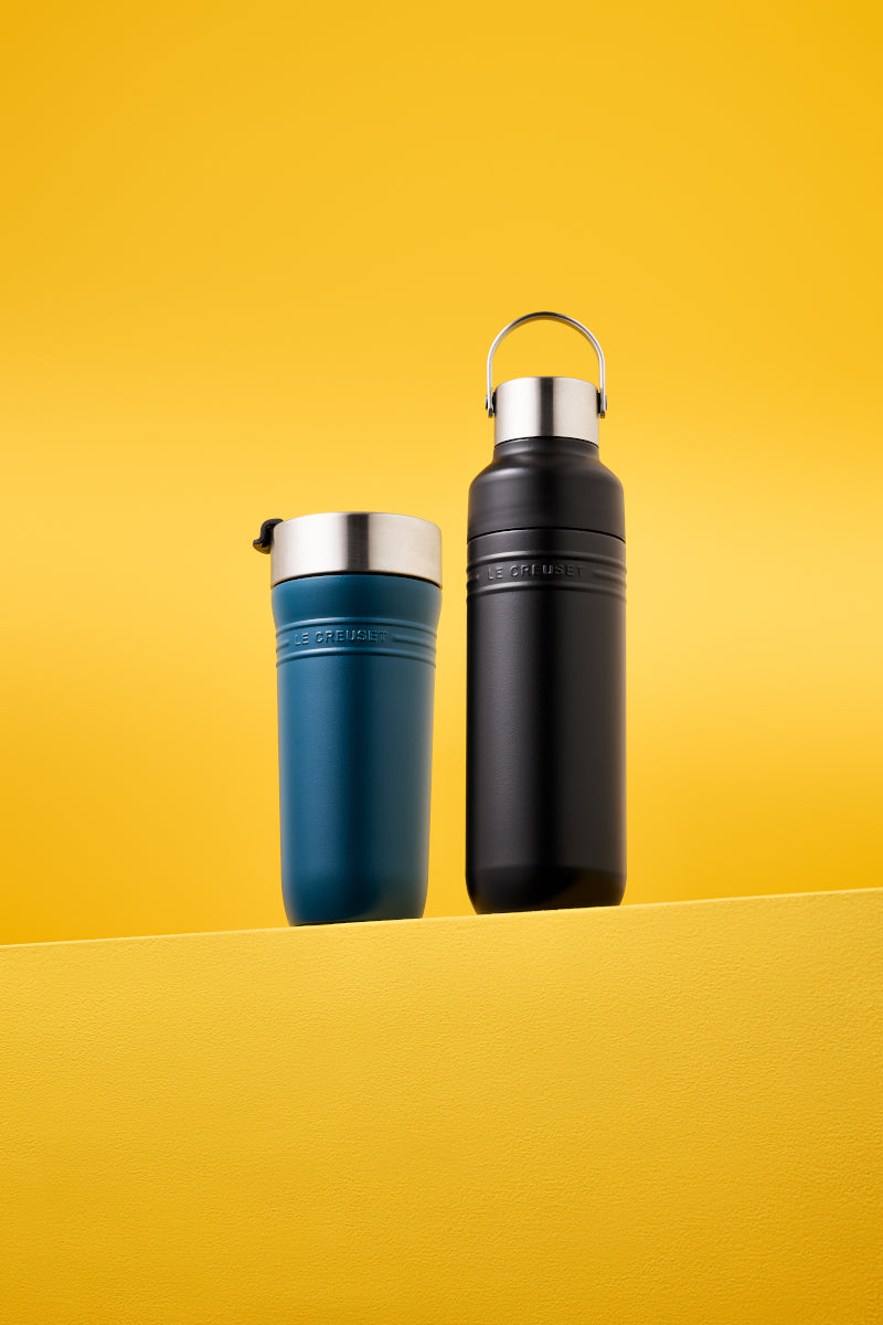 Le Creuset On The Go Trinkflasche schwarz matt 1l Lifestyle 3