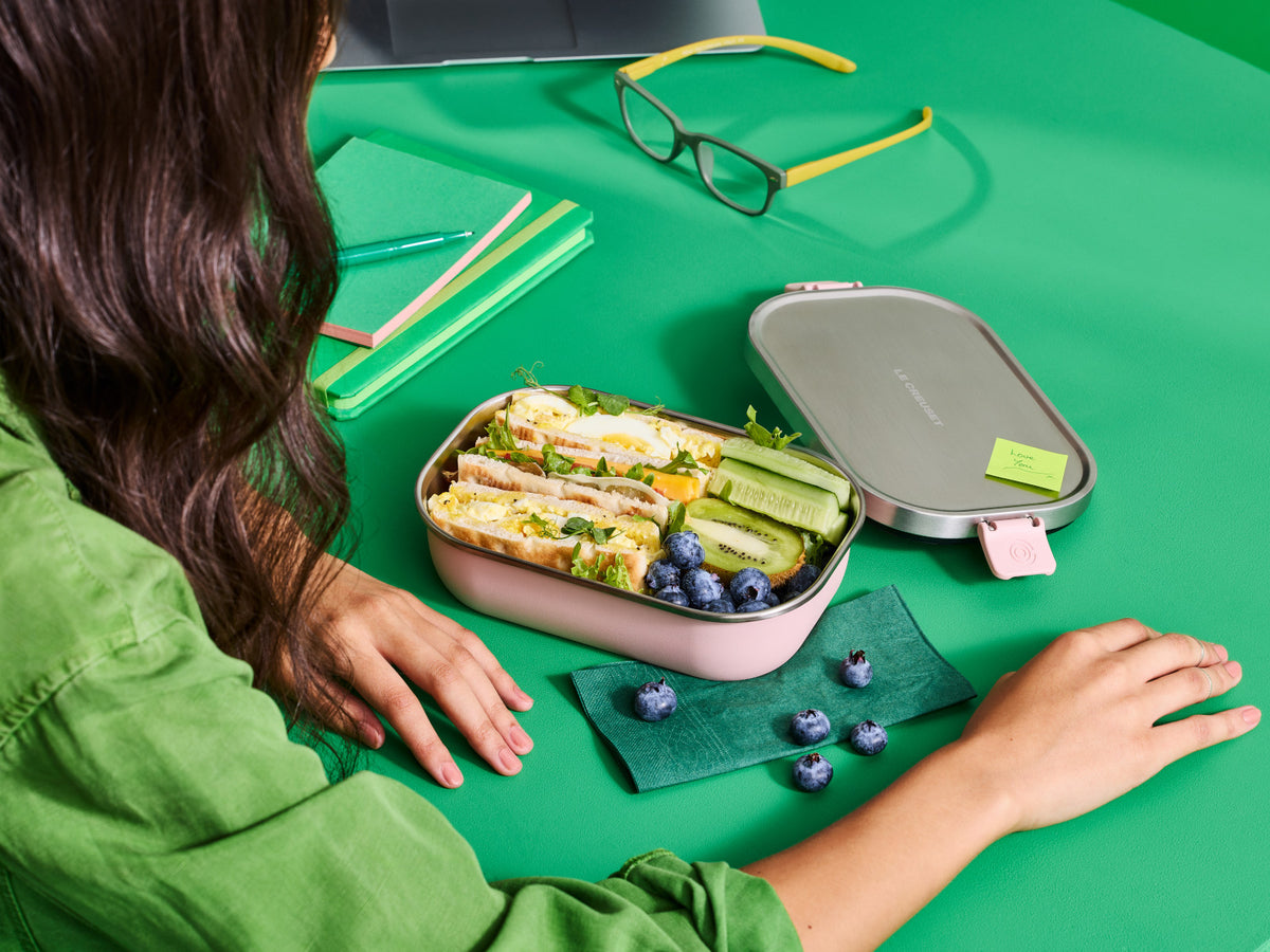 Le Creuset On The Go Lunchbox shell pink 900ml Lifestyle 9