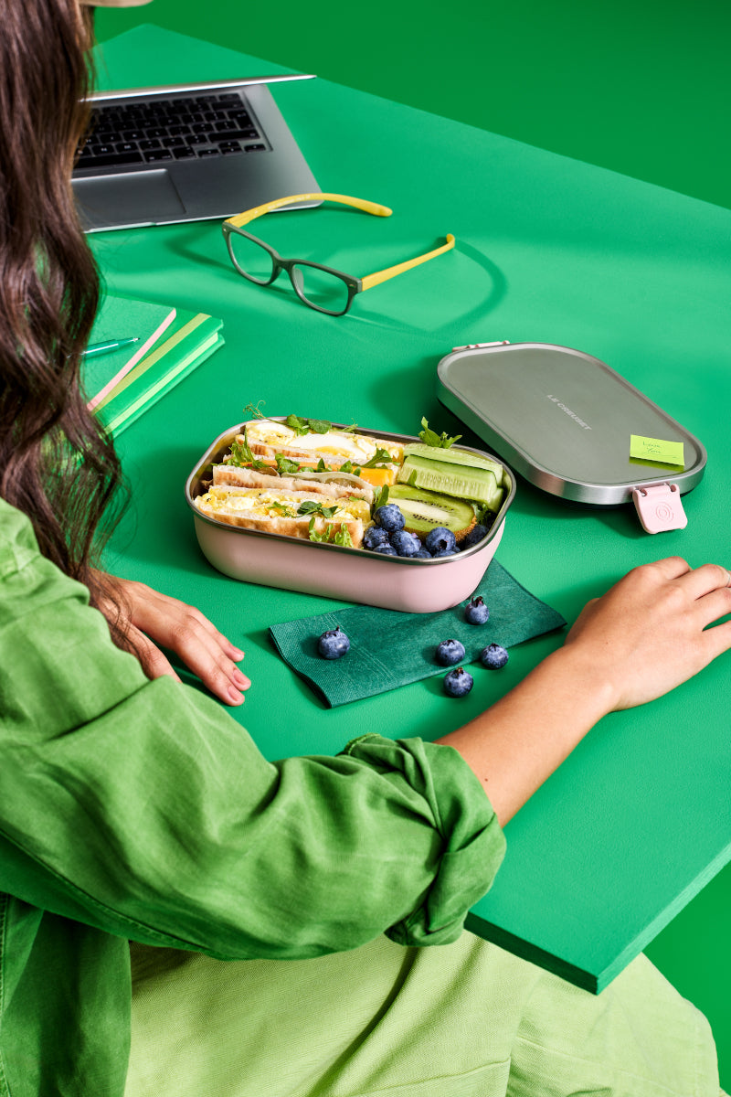 Le Creuset On The Go Lunchbox shell pink 900ml Lifestyle 10