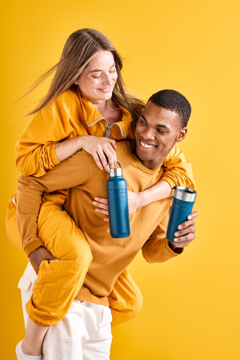 Le Creuset On The Go Trinkflasche deep teal 1l Lifestyle 6