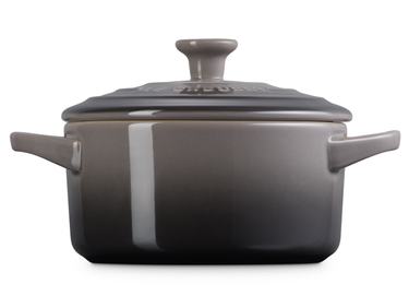 Le Creuset Mini-Cocotte rund flint 14cm Freisteller 2
