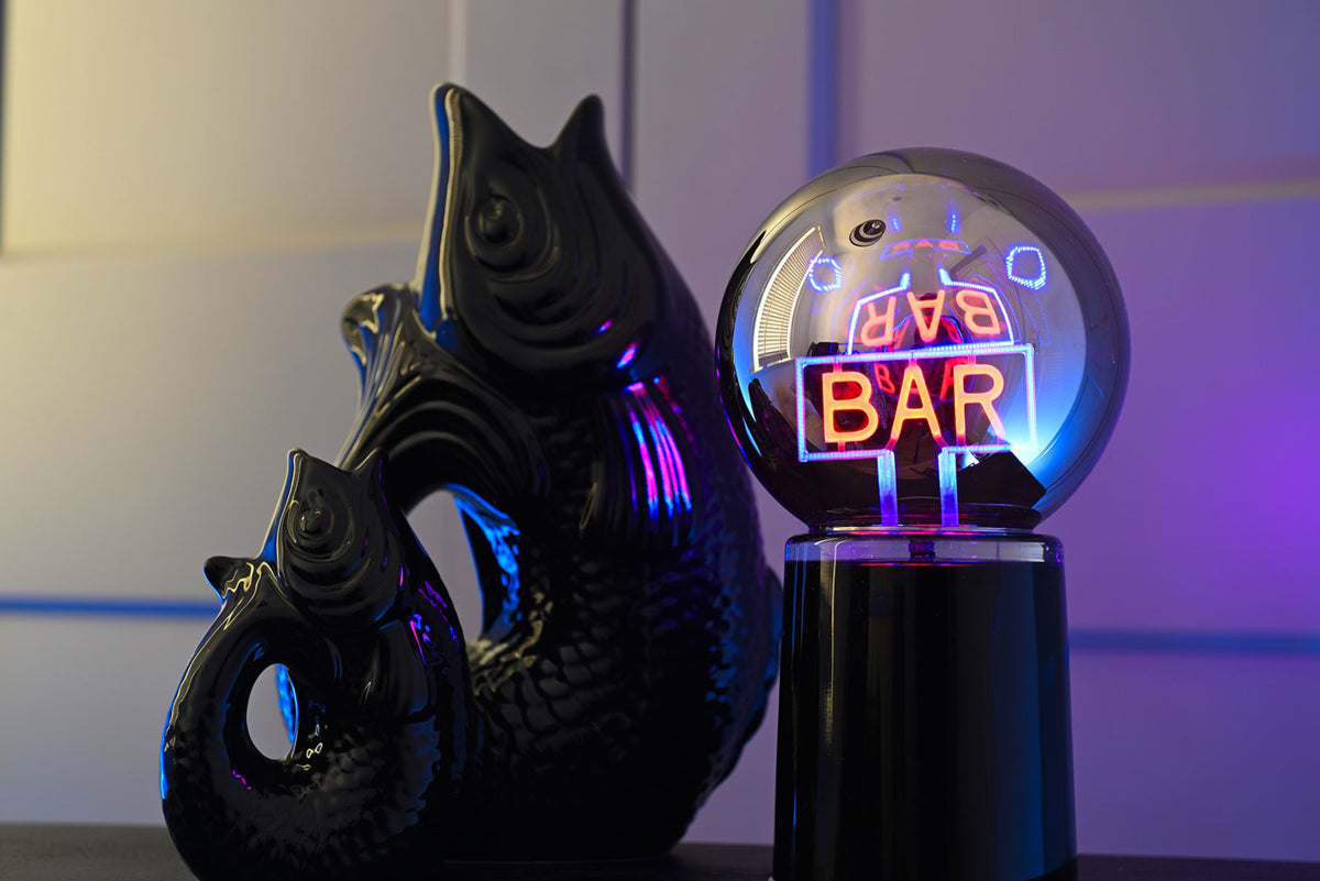 Giftcompany Glowmance LED-Leuchtkugel Neonlicht Kiss me schwarz 21cm Lifestyle 1