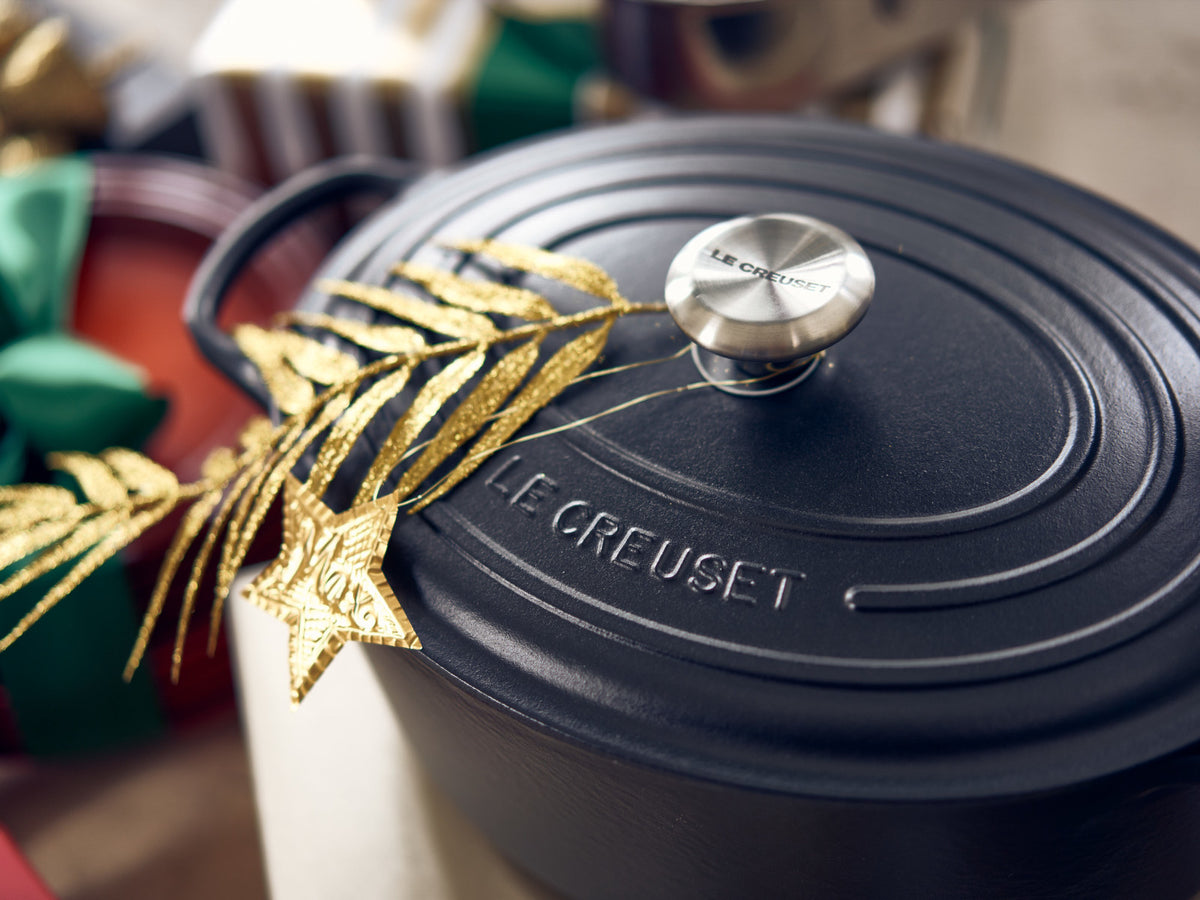 Le Creuset Bräter Signature oval schwarz matt 40cm Lifestyle 1