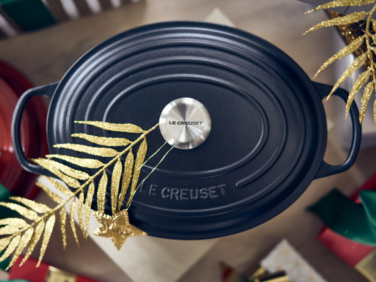 Le Creuset Bräter Signature oval schwarz matt 40cm Lifestyle 3