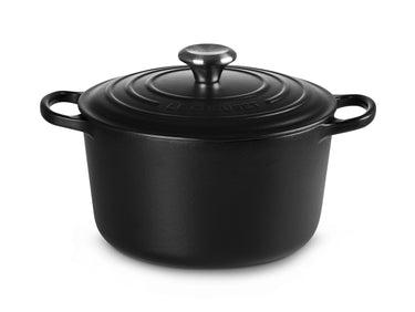 Le Creuset Bräter hoch Signature rund schwarz matt 24cm Freisteller 1