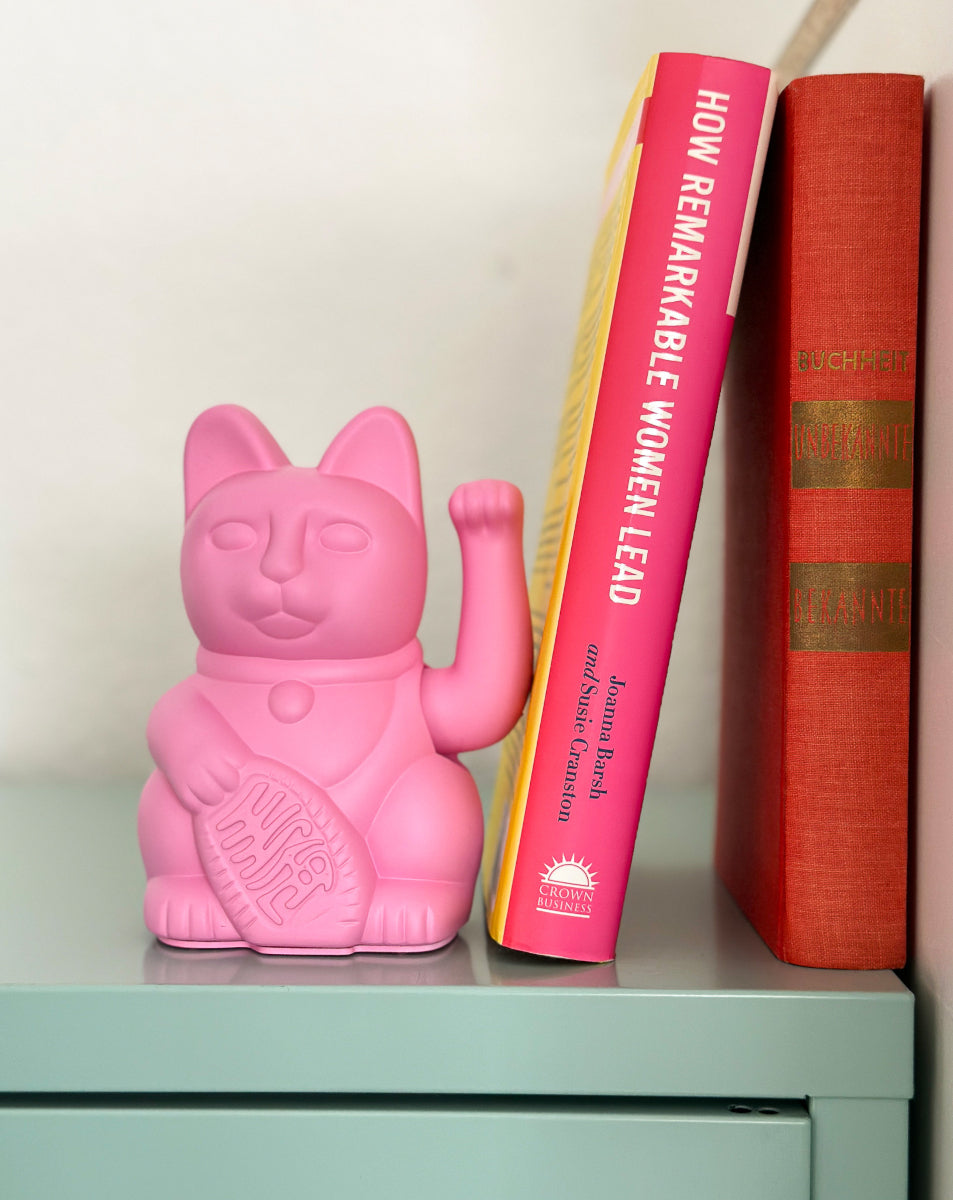Donkey Products Lucky Cat Classic Winkekatze hot pink 15cm Lifestyle