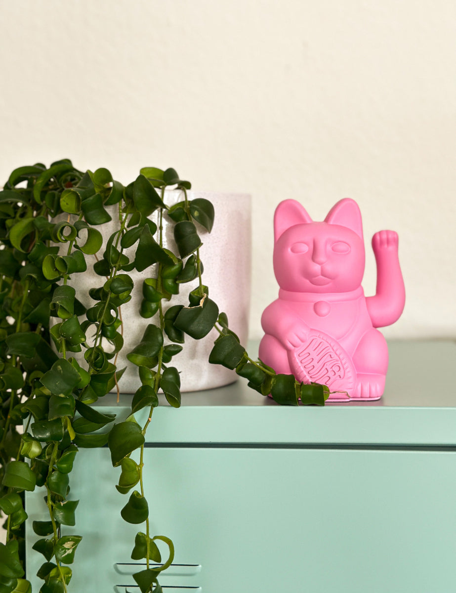 Donkey Products Lucky Cat Classic Winkekatze hot pink 15cm Lifestyle
