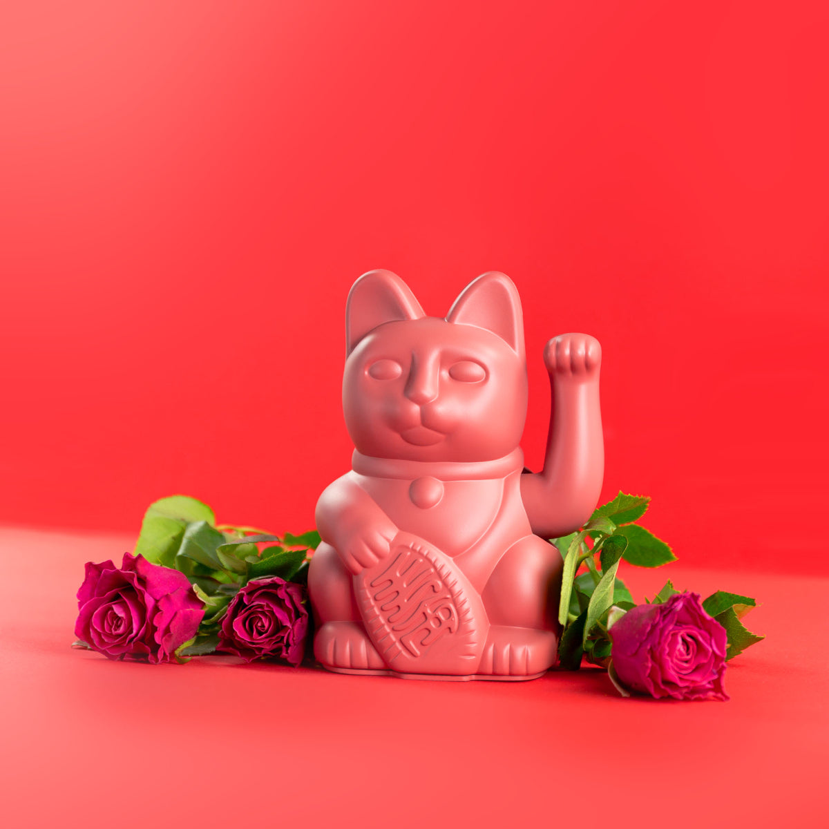 Donkey Products Lucky Cat Classic Winkekatze berry red 15cm Lifestyle 1