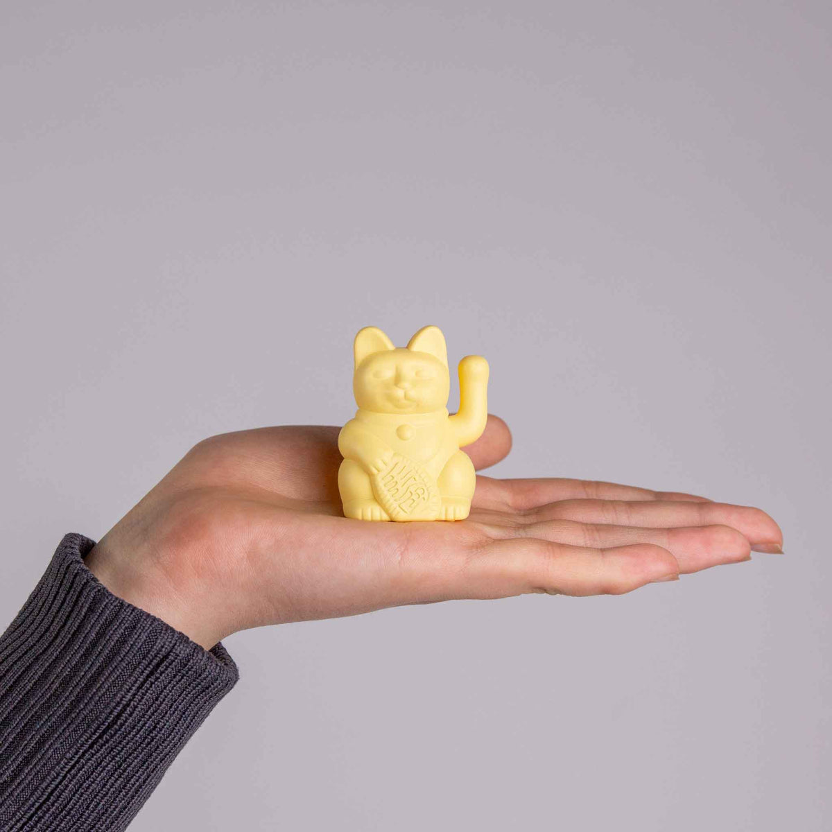 Donkey Products Lucky Cat Solar Winkekatze gelb 6,5cm Lifestyle 3