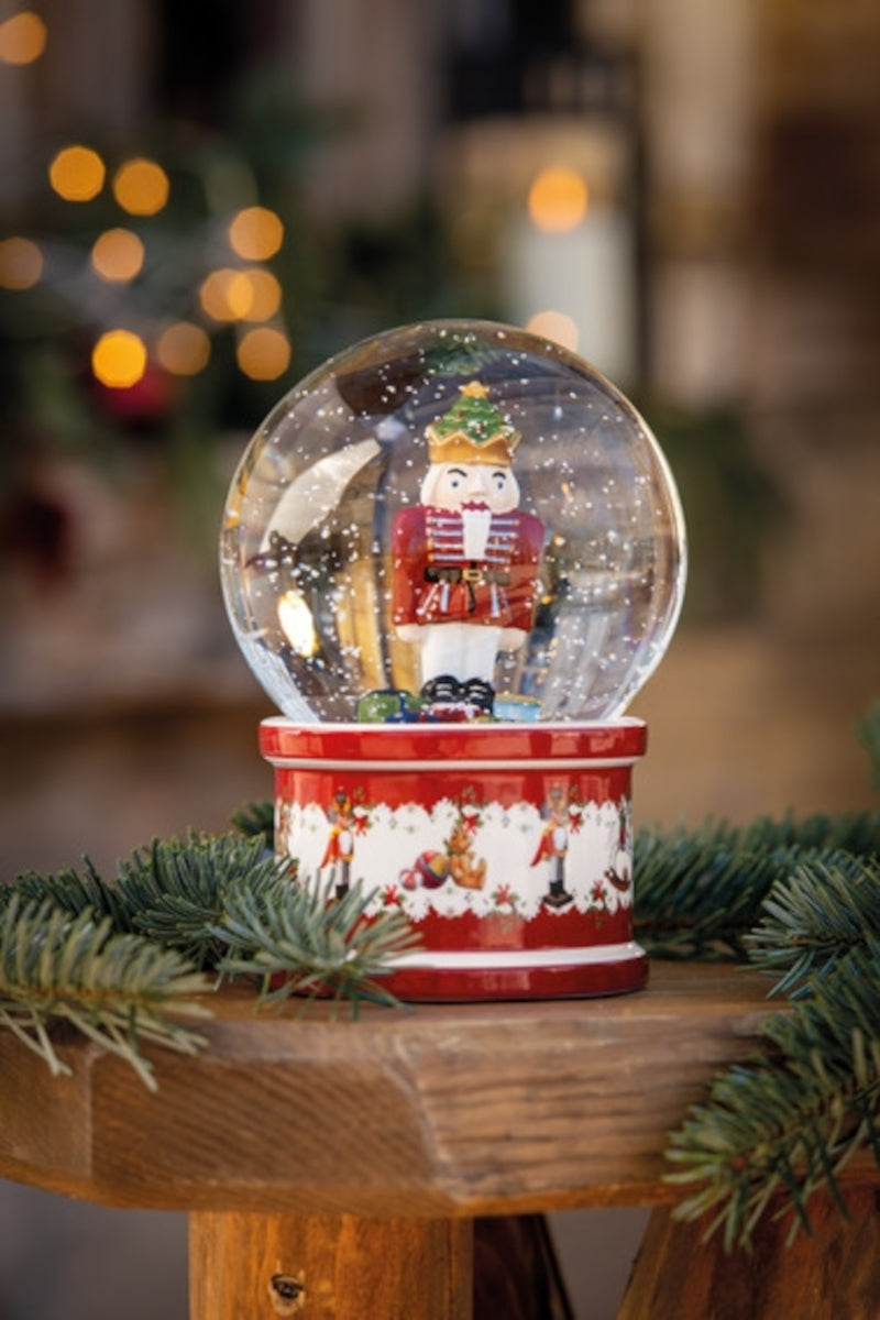 Villeroy & Boch Christmas Toys Schneekugel groß Nussknacker Lifestyle 1