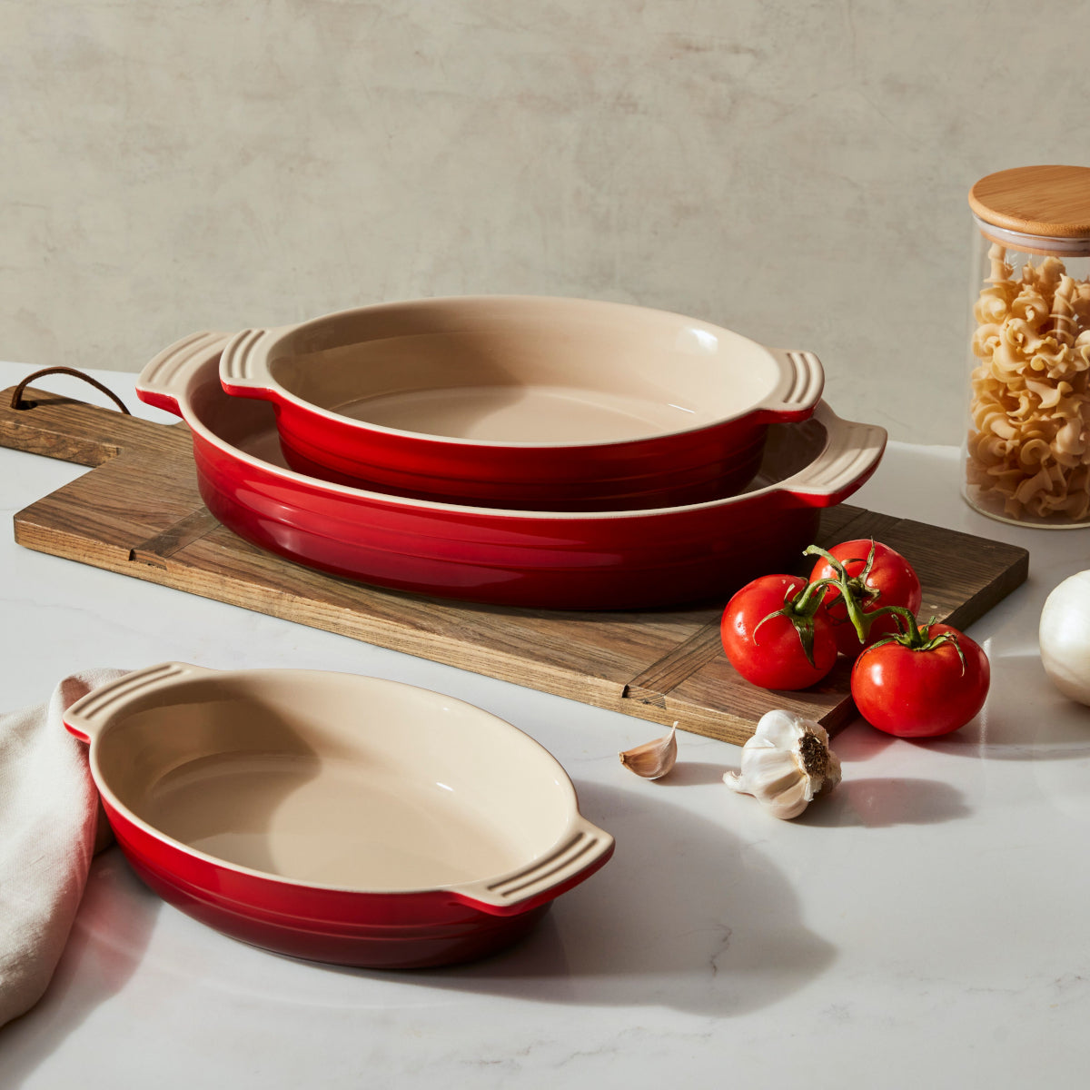 Le Creuset Auflaufform Klassik oval ofenrot 24/27/36 Set 3tlg Lifestyle 1