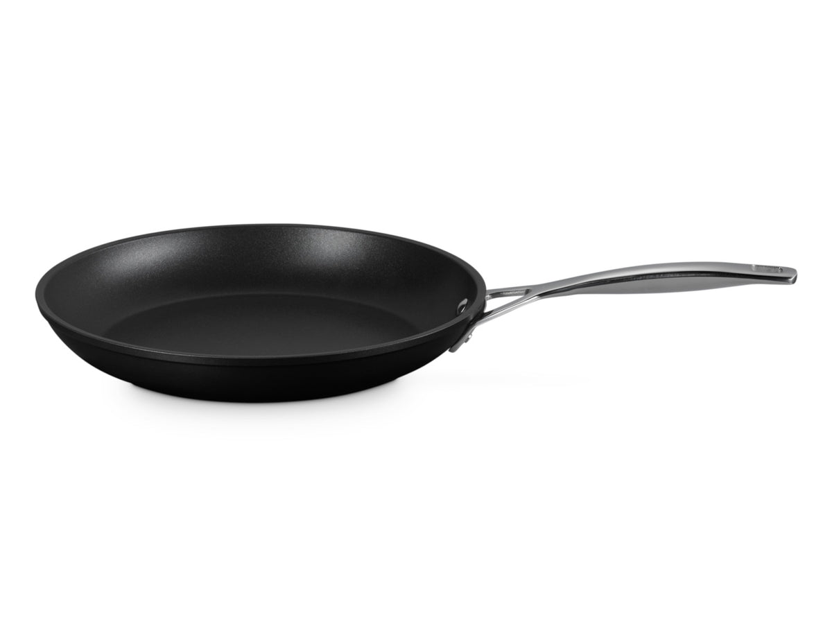 Le Creuset Aluminium-Antihaft Pfanne flach 28cm Freisteller 2