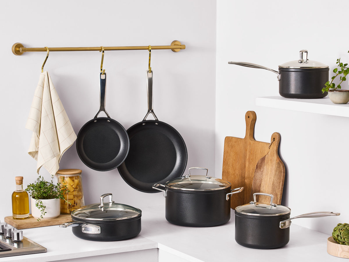 Le Creuset Aluminium-Antihaft Pfanne flach 28cm Lifestyle 1