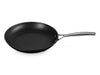 Le Creuset Aluminium-Antihaft Pfanne flach 28cm Freisteller 3