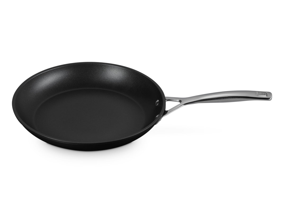 Le Creuset Aluminium-Antihaft Pfanne flach 28cm Freisteller 3