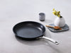 Le Creuset Aluminium-Antihaft Pfanne flach 28cm Lifestyle 2
