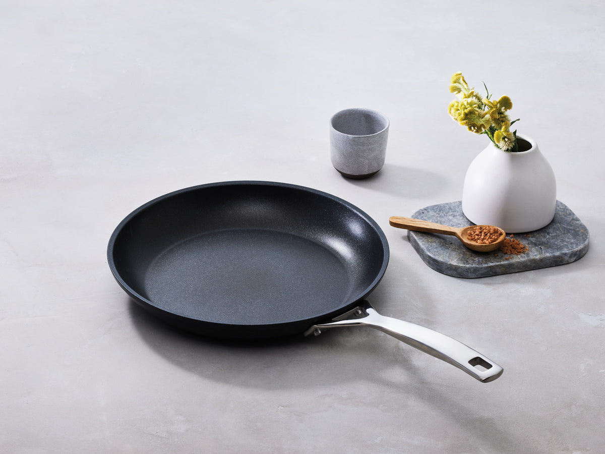 Le Creuset Aluminium-Antihaft Pfanne flach 28cm Lifestyle 2