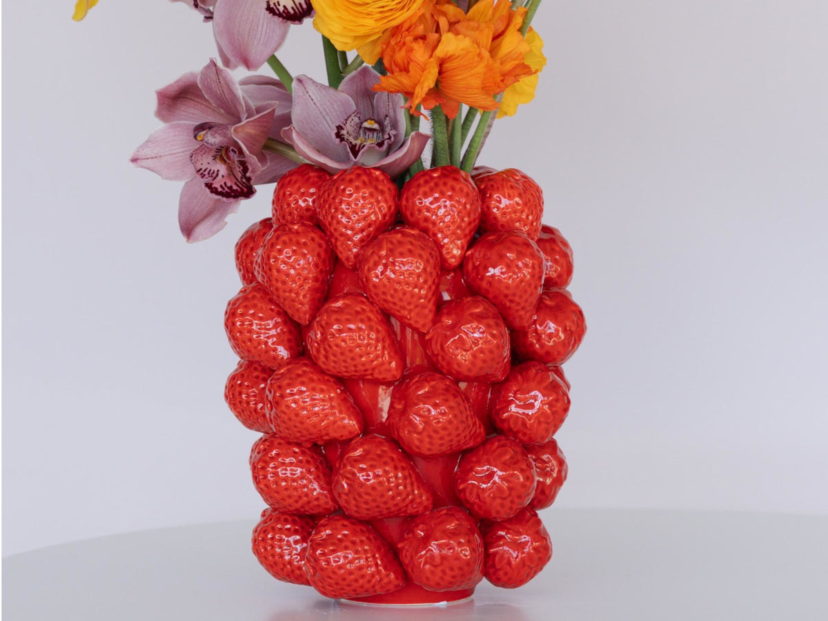 KARE Design Vase Strawberries Rot 24cm Lifestyle 1