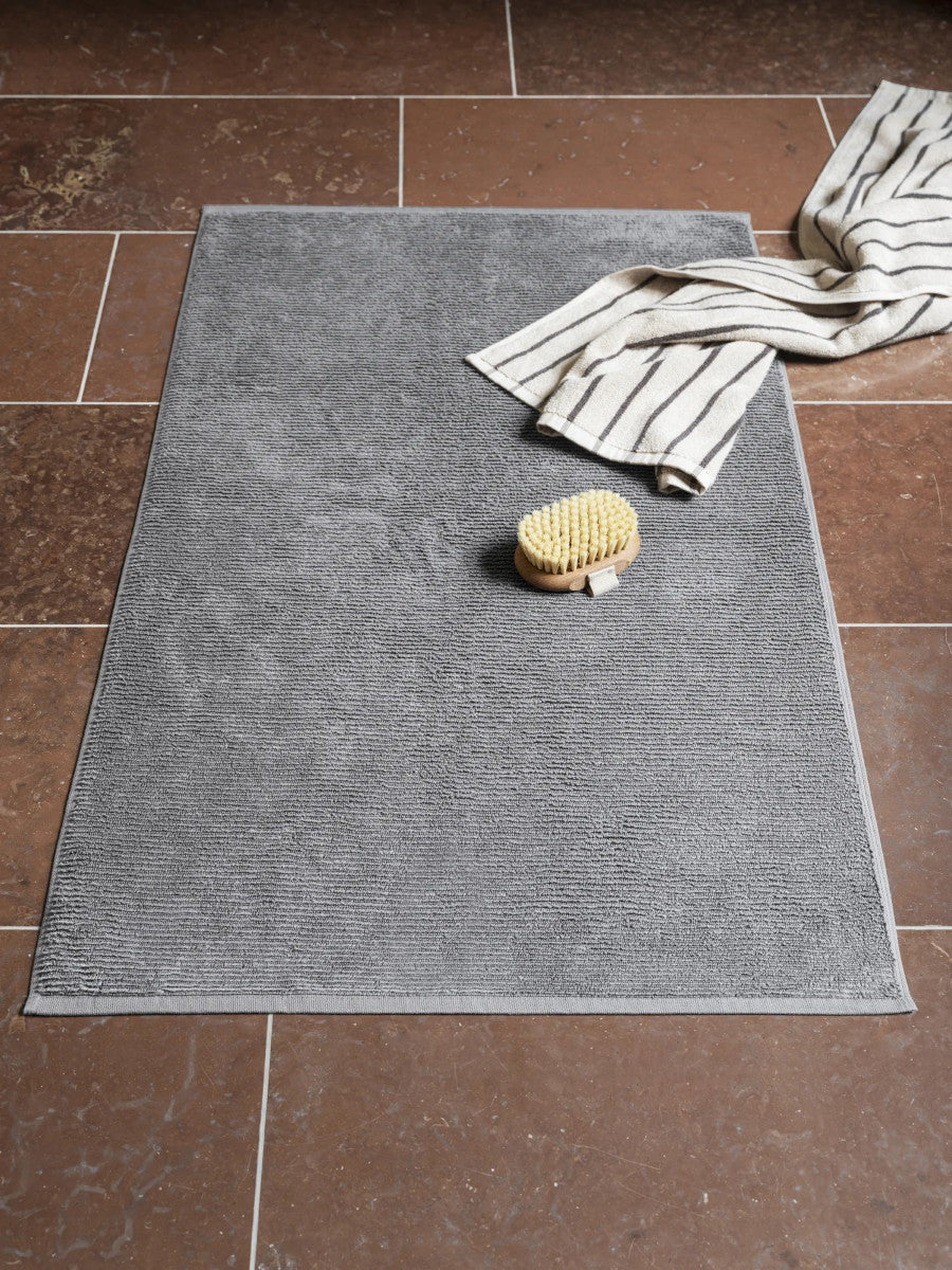 Blomus ARTO Handtuch moonbeam/magnet 50x100cm Lifestyle 2