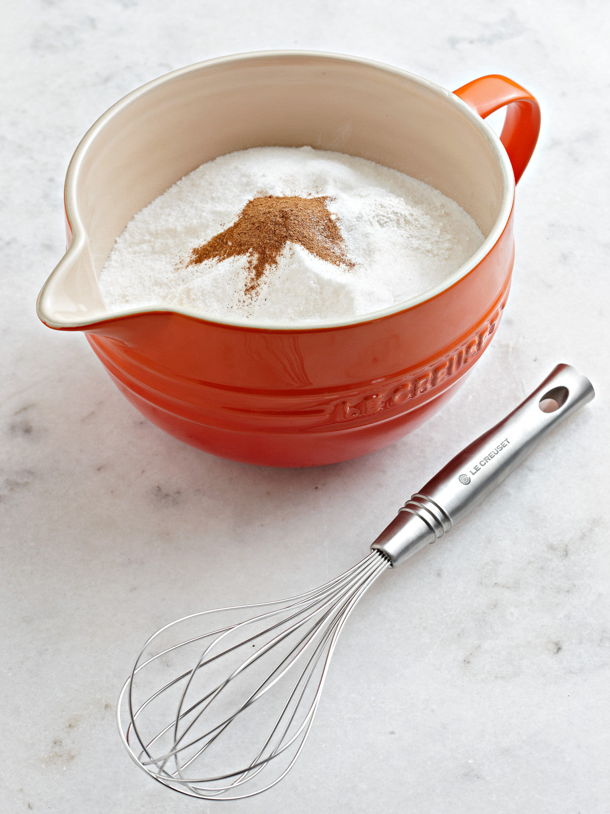 Le Creuset Rührschüssel mit Henkel kirschrot 2l Lifestyle 2