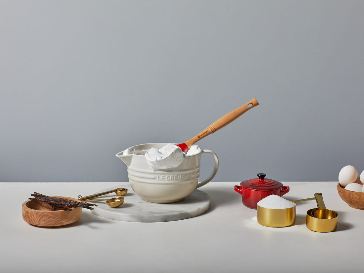 Le Creuset Rührschüssel mit Henkel schwarz glänzend 2l Lifestyle 2