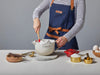 Le Creuset Rührschüssel mit Henkel schwarz glänzend 2l Lifestyle 1