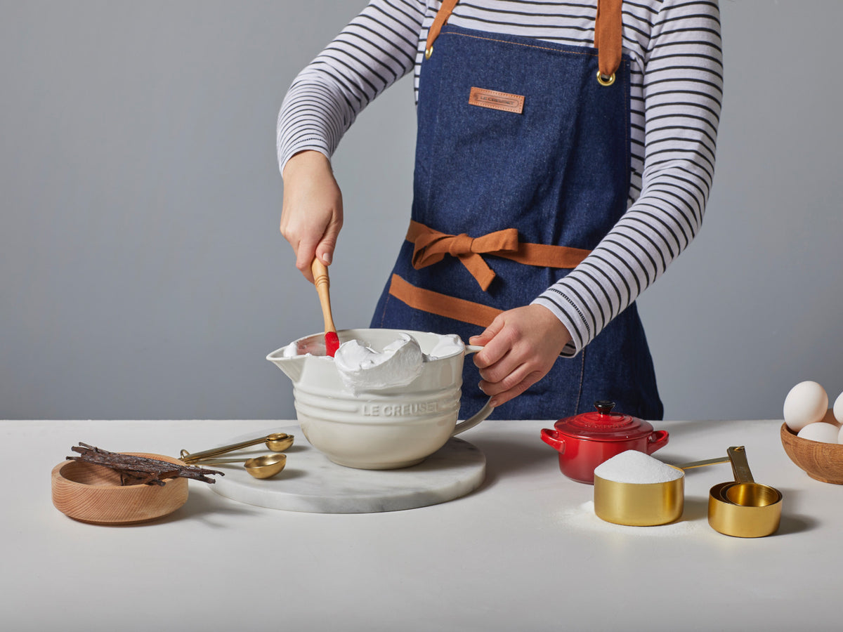 Le Creuset Rührschüssel mit Henkel schwarz glänzend 2l Lifestyle 1