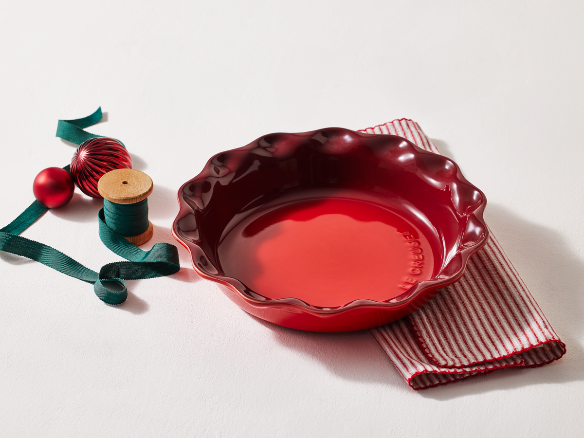 Le Creuset Pie-Form kirschrot 23cm Lifestyle 1