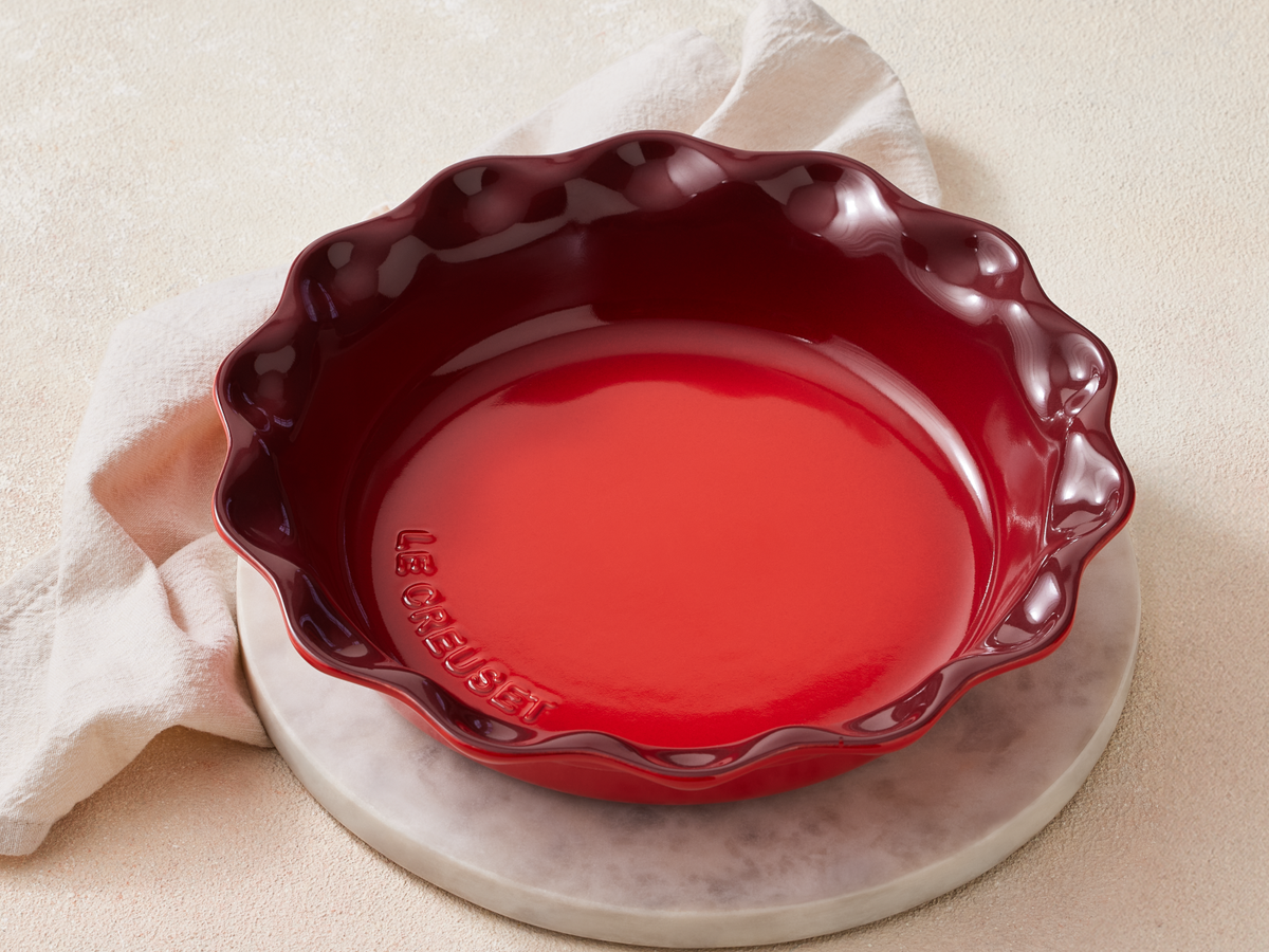 Le Creuset Pie-Form kirschrot 23cm Lifestyle 2