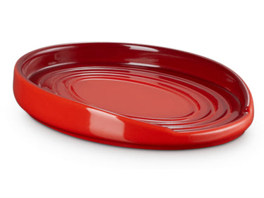 Le Creuset Löffelablage oval kirschrot 16cm Freisteller 1