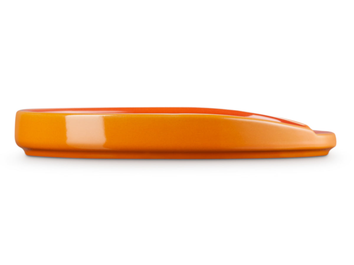 Le Creuset Löffelablage oval ofenrot 16cm Freisteller 2