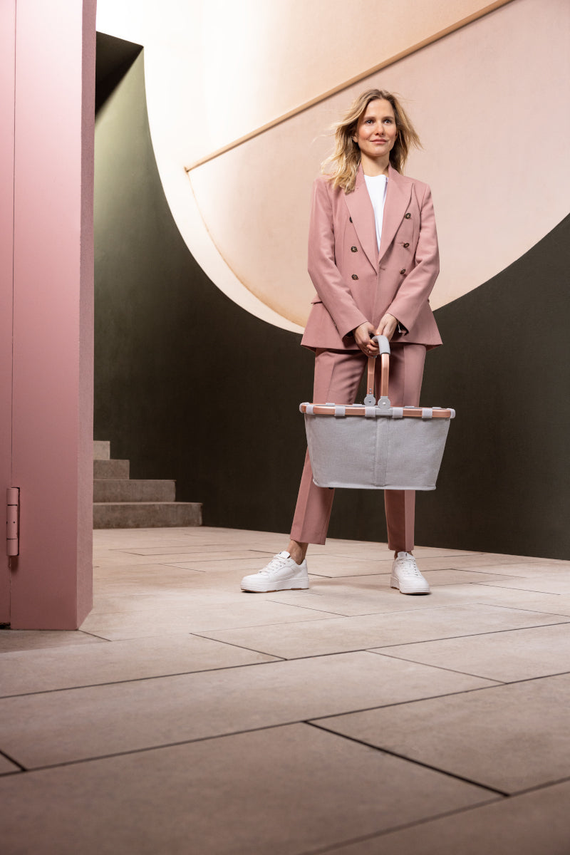 reisenthel carrybag frame twist sky rose Lifestyle 4