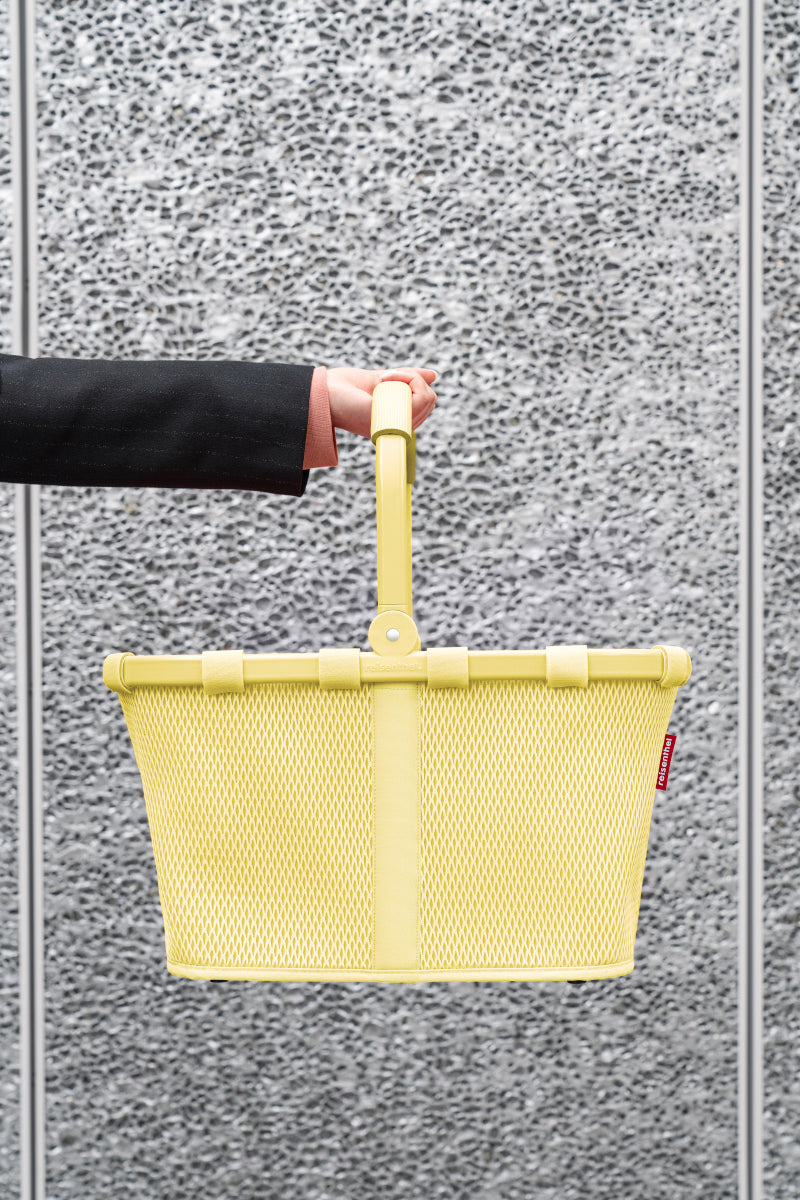 reisenthel carrybag frame mesh lemon Lifestyle 3