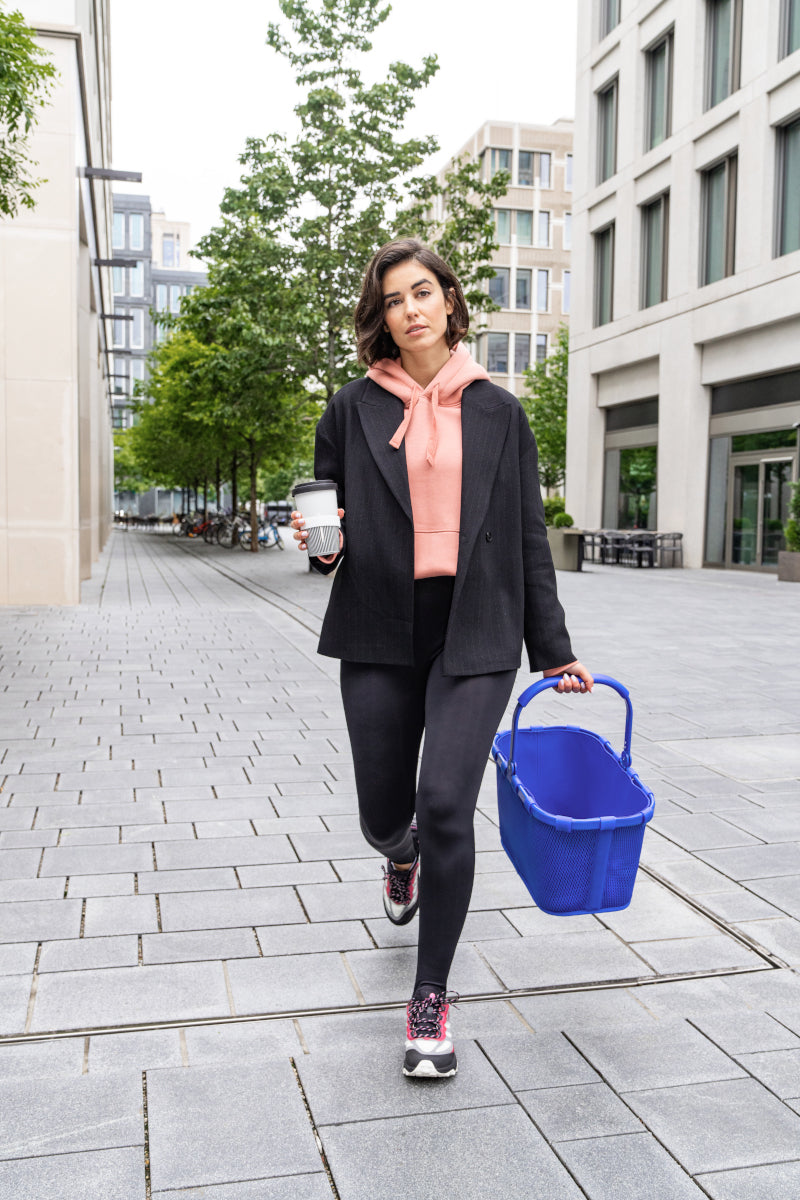 reisenthel carrybag frame mesh royal blue Lifestyle 2